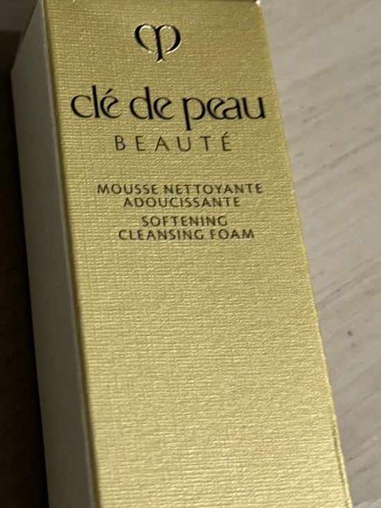 CHANEL Clé de Peau Beauté Softening Cleansing Foam — Gold - Picture 3 of 3